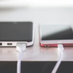 Como liberar espaço no Android sem apagar coisas importantes Dois smartphones sobre uma mesa representando gerenciamento de armazenamento no Android