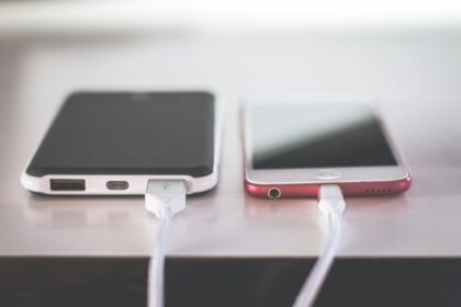 Como liberar espaço no Android sem apagar coisas importantes Dois smartphones sobre uma mesa representando gerenciamento de armazenamento no Android