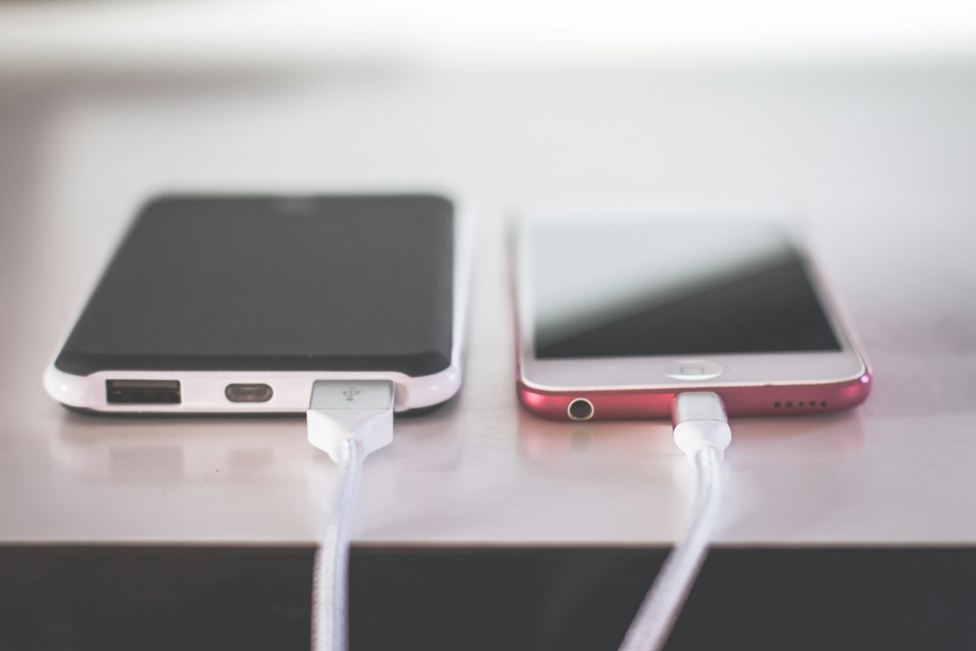 Dois smartphones sobre uma mesa representando gerenciamento de armazenamento no Android