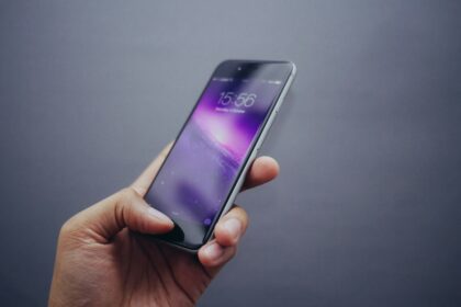 iPhone sem espaço? Como liberar armazenamento sem perder suas fotos Tela de iPhone representando gerenciamento de armazenamento