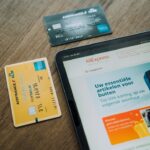Como revisar assinaturas e parar de pagar por serviços que você não usa Celular representando serviços e assinaturas recorrentes