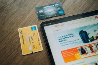 Como revisar assinaturas e parar de pagar por serviços que você não usa Celular representando serviços e assinaturas recorrentes