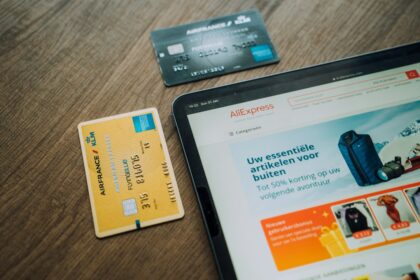 Como revisar assinaturas e parar de pagar por serviços que você não usa Celular representando serviços e assinaturas recorrentes