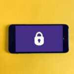 Celular com cadeado representando autenticação em dois fatores