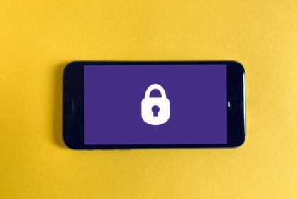 Autenticação em dois fatores: por que ativar e como evitar perder o acesso à conta Celular com cadeado representando autenticação em dois fatores