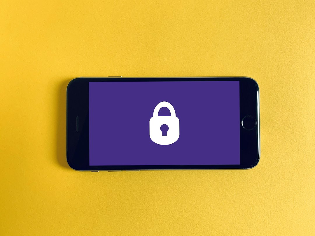 Celular com cadeado representando autenticação em dois fatores