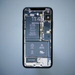 Como fazer backup das fotos do celular antes de apagar qualquer coisa Smartphone visto de cima representando organização e backup de fotos