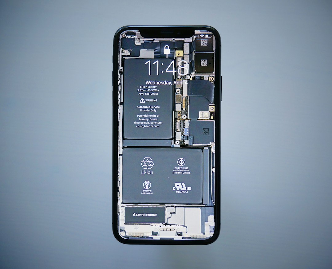 Smartphone visto de cima representando organização e backup de fotos