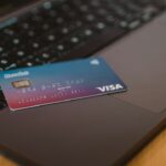 Boleto falso: como conferir antes de pagar e evitar um prejuízo Pessoa usando cartão e celular representando conferência de pagamentos