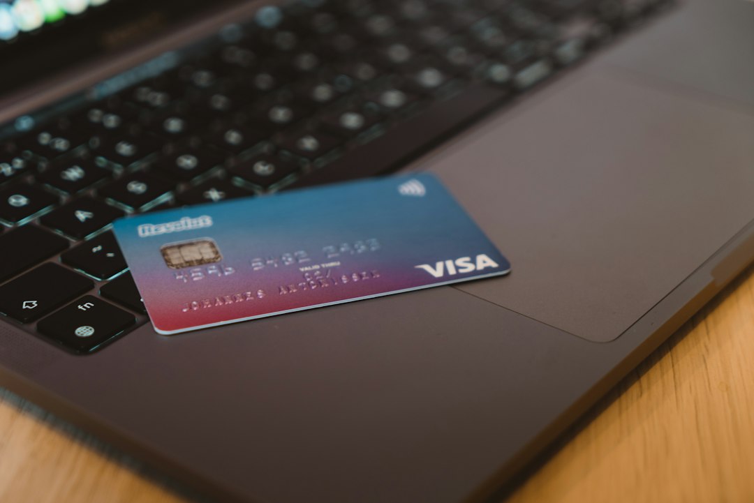 Boleto falso: como conferir antes de pagar e evitar um prejuízo Pessoa usando cartão e celular representando conferência de pagamentos