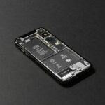 Celular lento: 10 coisas para testar antes de pensar em trocar de aparelho Smartphone representando análise de desempenho do celular