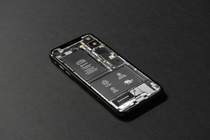 Celular lento: 10 coisas para testar antes de pensar em trocar de aparelho Smartphone representando análise de desempenho do celular