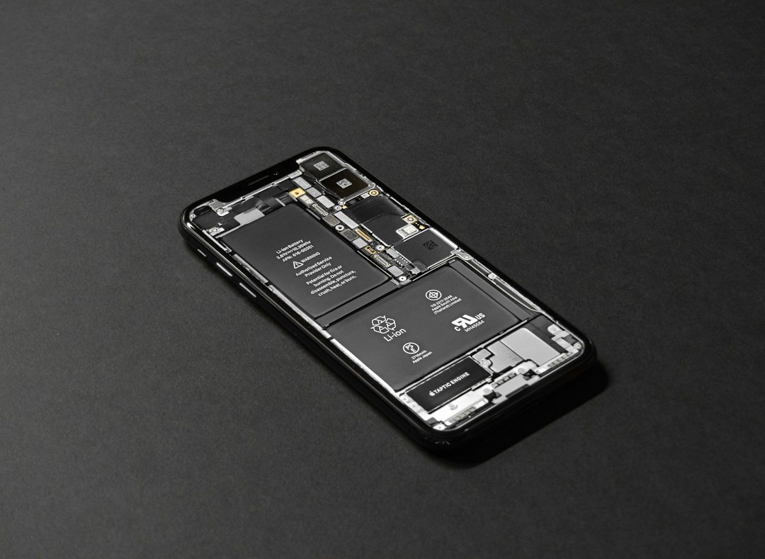 Celular lento: 10 coisas para testar antes de pensar em trocar de aparelho Smartphone representando análise de desempenho do celular