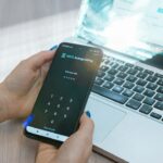 Smartphones sobre uma mesa representando proteção contra perda e roubo