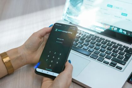 Smartphones sobre uma mesa representando proteção contra perda e roubo