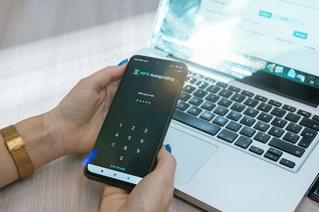 Celular roubado: o que fazer imediatamente no Android e no iPhone Smartphones sobre uma mesa representando proteção contra perda e roubo