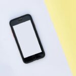 Smartphone sobre mesa representando avaliação antes de comprar um celular usado