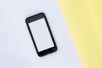 Smartphone sobre mesa representando avaliação antes de comprar um celular usado