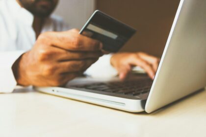 Como identificar cobrança recorrente que você não reconhece Pessoa usando cartão de crédito representando cobranças recorrentes e assinaturas