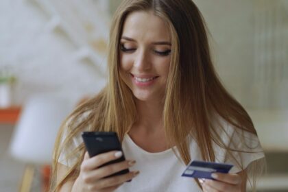 Compra online: quando você pode desistir e pedir reembolso Pessoa usando celular e cartão em compra online
