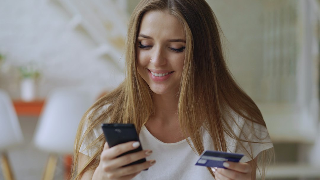 Compra online: quando você pode desistir e pedir reembolso Pessoa usando celular e cartão em compra online