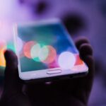Como reduzir o consumo de internet móvel no celular Pessoa usando smartphone representando consumo de dados móveis