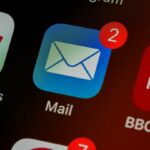 Ícone de e-mail em smartphone representando vazamento de dados e segurança digital
