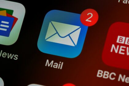 Como descobrir se seu e-mail apareceu em um vazamento de dados Ícone de e-mail em smartphone representando vazamento de dados e segurança digital