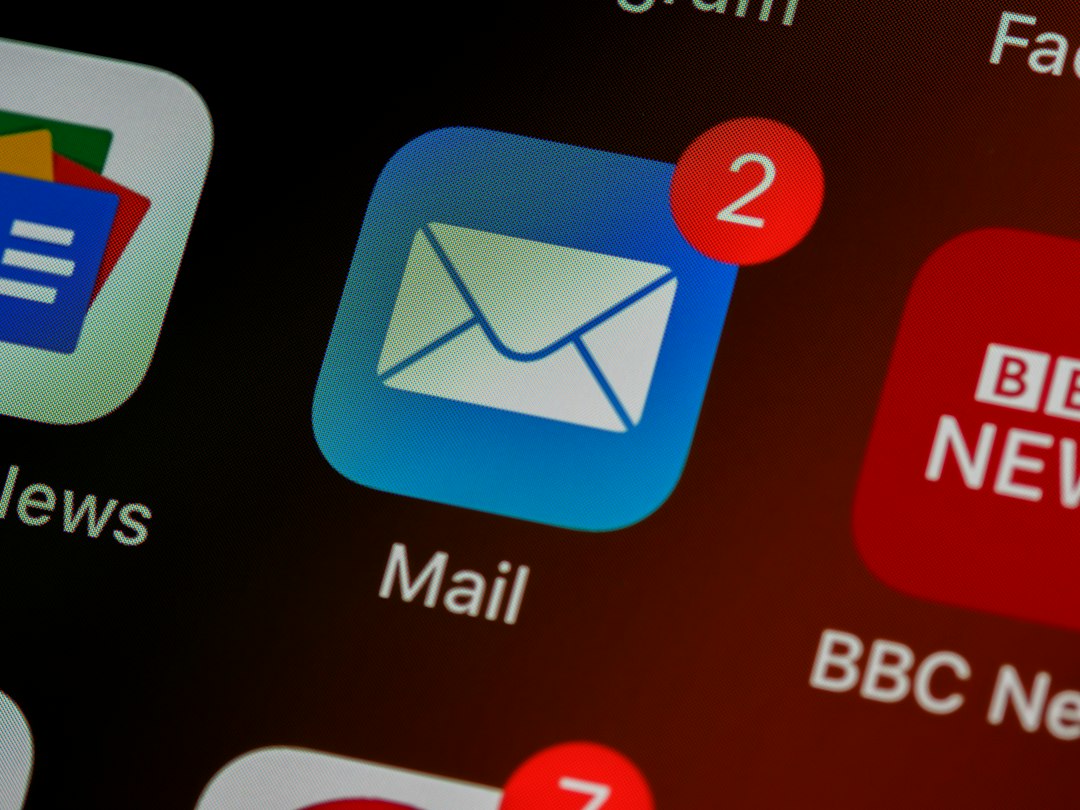 Ícone de e-mail em smartphone representando vazamento de dados e segurança digital
