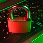 Cadeado digital representando gerenciador de senhas e proteção de contas
