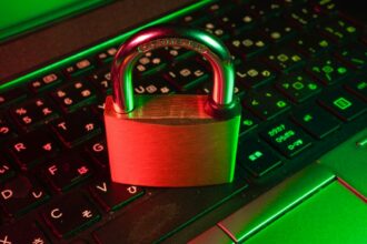 Cadeado digital representando gerenciador de senhas e proteção de contas