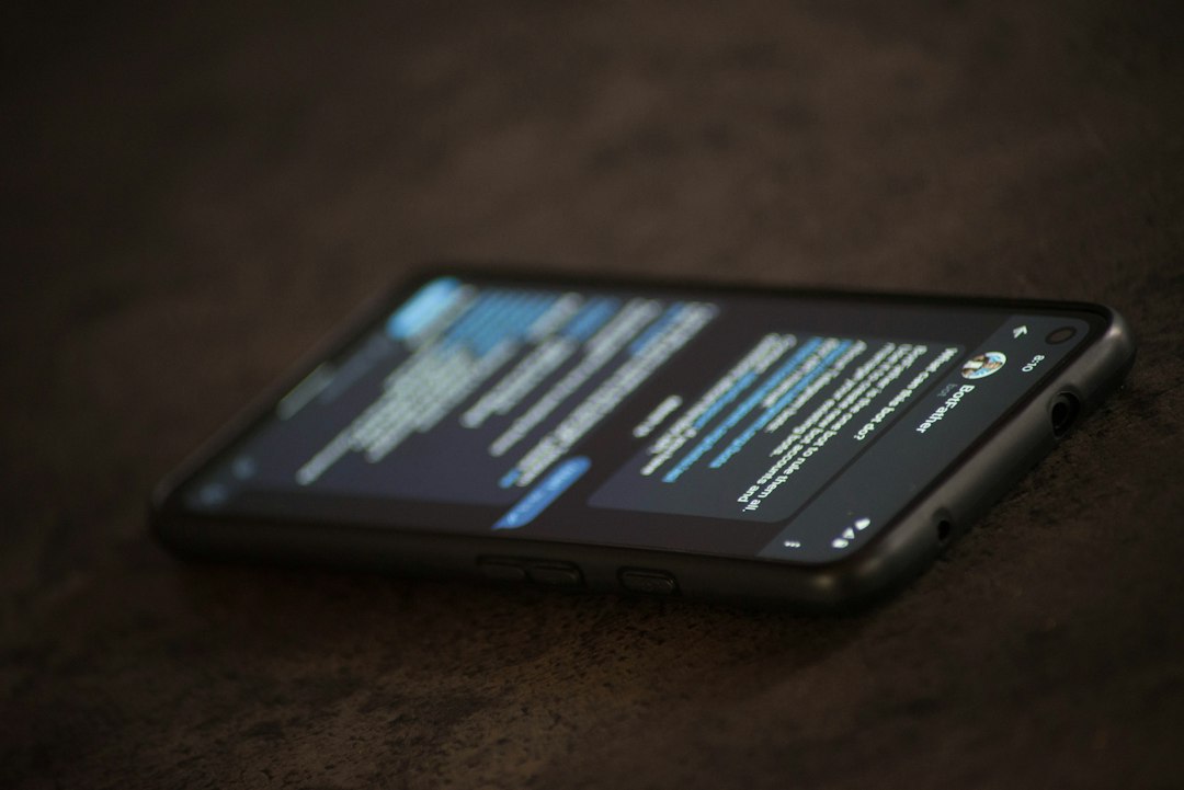 Golpe por WhatsApp se passando por governo: como reconhecer e o que não fazer Celular sobre a mesa representando mensagens suspeitas e golpes digitais