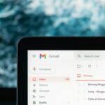 Como usar IA para escrever e-mails profissionais melhores Notebook com e-mail aberto representando uso de inteligência artificial em mensagens profissionais