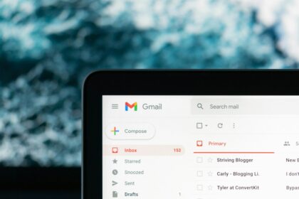 Como usar IA para escrever e-mails profissionais melhores Notebook com e-mail aberto representando uso de inteligência artificial em mensagens profissionais
