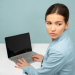 Pessoa estudando em notebook representando uso de inteligência artificial nos estudos