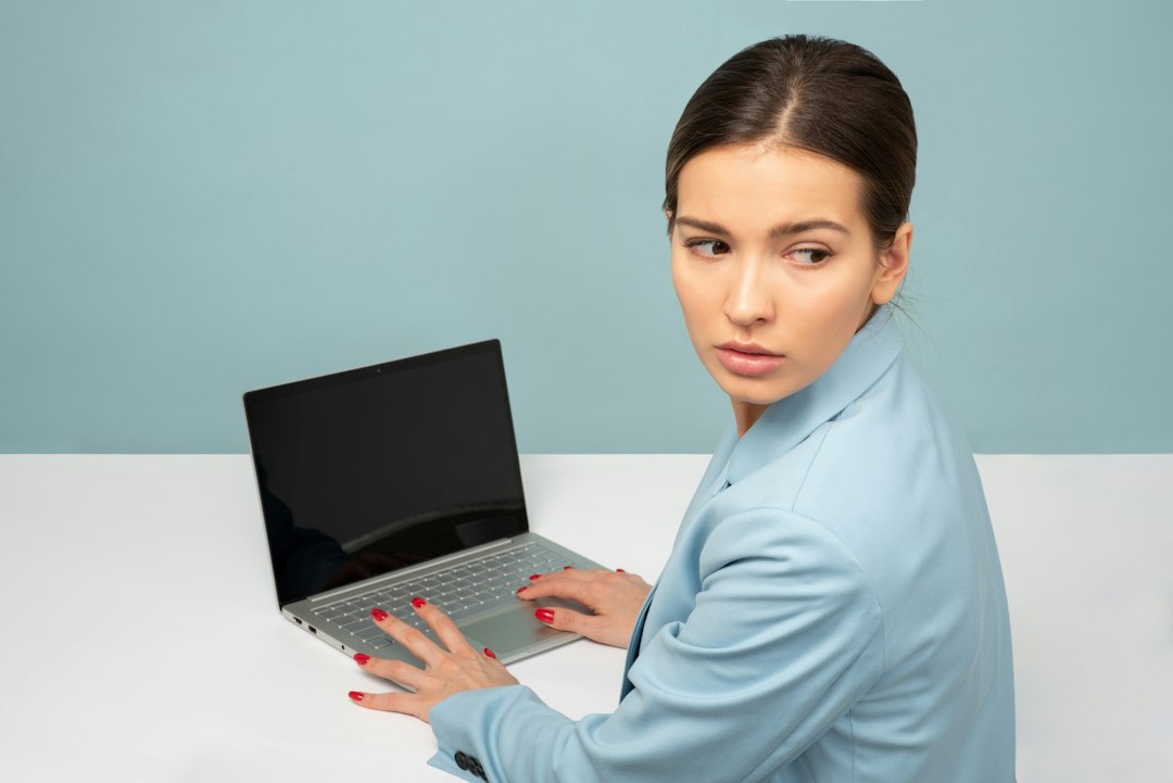 Como usar inteligência artificial para estudar sem deixar a IA pensar por você Pessoa estudando em notebook representando uso de inteligência artificial nos estudos