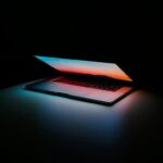 Como usar IA no trabalho sem expor dados da empresa: 9 cuidados práticos Notebook em ambiente de trabalho representando uso de inteligência artificial com segurança