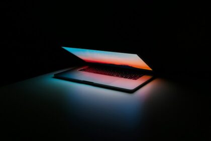 Como usar IA no trabalho sem expor dados da empresa: 9 cuidados práticos Notebook em ambiente de trabalho representando uso de inteligência artificial com segurança