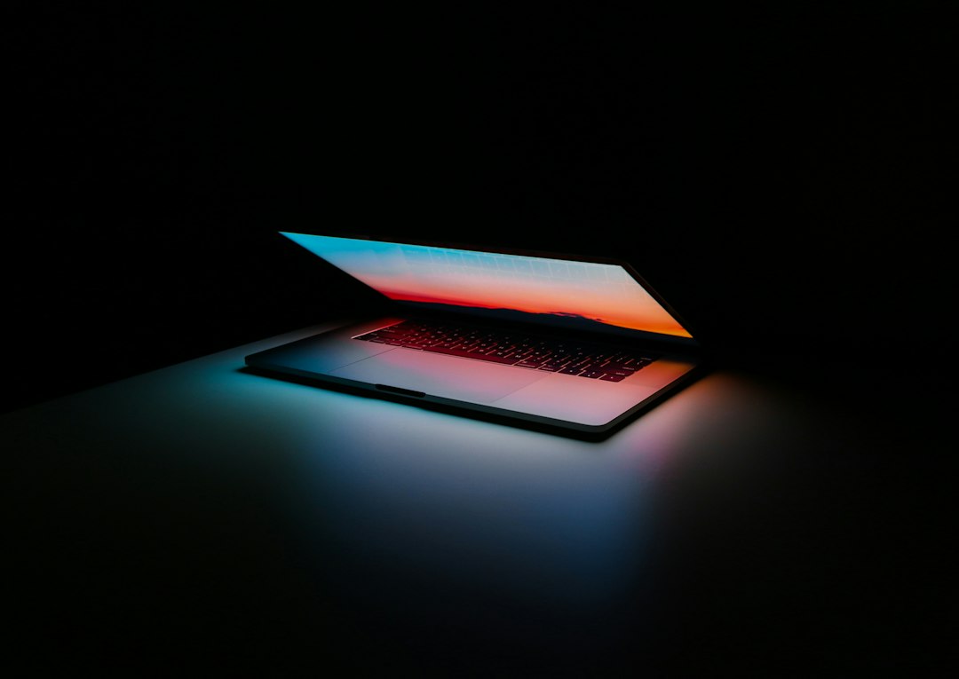 Como usar IA no trabalho sem expor dados da empresa: 9 cuidados práticos Notebook em ambiente de trabalho representando uso de inteligência artificial com segurança