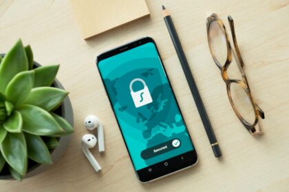 Como saber se um link é falso antes de clicar Smartphone sobre mesa representando análise de links falsos e phishing