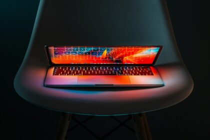 Como organizar documentos digitais para encontrar tudo rápido Notebook sobre mesa representando organização de arquivos e documentos digitais