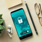 E-mail de phishing: 10 sinais de que a mensagem pode ser falsa Celular e cadeado representando proteção contra phishing