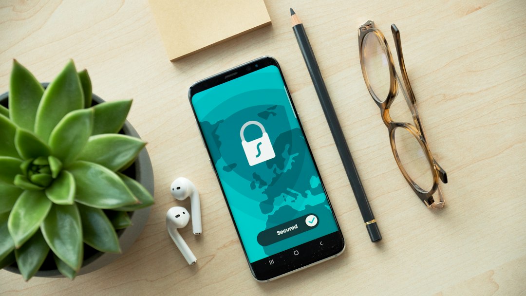 E-mail de phishing: 10 sinais de que a mensagem pode ser falsa Celular e cadeado representando proteção contra phishing