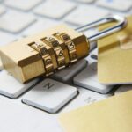 Cadeado sobre teclado representando segurança de contas digitais