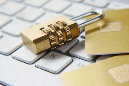 Conta invadida? O que fazer primeiro: checklist para recuperar a segurança Cadeado sobre teclado representando segurança de contas digitais
