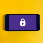 Smartphone com cadeado representando segurança em aplicativos bancários