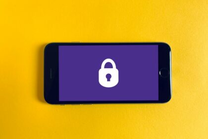 Como escolher um app de banco ou carteira digital com mais segurança Smartphone com cadeado representando segurança em aplicativos bancários