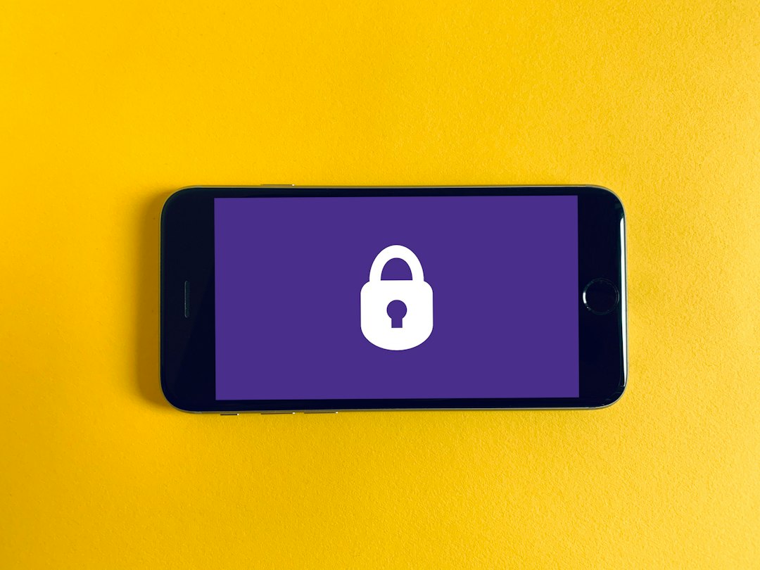 Como escolher um app de banco ou carteira digital com mais segurança Smartphone com cadeado representando segurança em aplicativos bancários