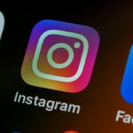 Tela de smartphone com ícone do Instagram representando segurança da conta