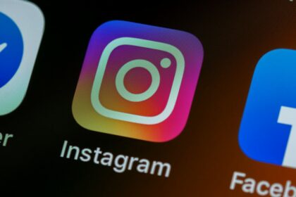 Como proteger o Instagram contra invasões e golpes Tela de smartphone com ícone do Instagram representando segurança da conta